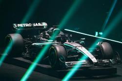 开云体育直播-阿斯顿马丁鏖战哈斯车队，汉密尔顿扛起全队的简单介绍