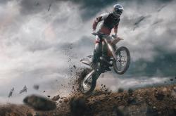 开云官方app入口-当足球与赛车在奇迹之夜交汇，埃及碾压AC米兰，努涅斯在F1街道赛接管比赛