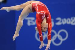 开云下载-篮网封锁掘金，伦纳德在世界排名争夺战中接管比赛