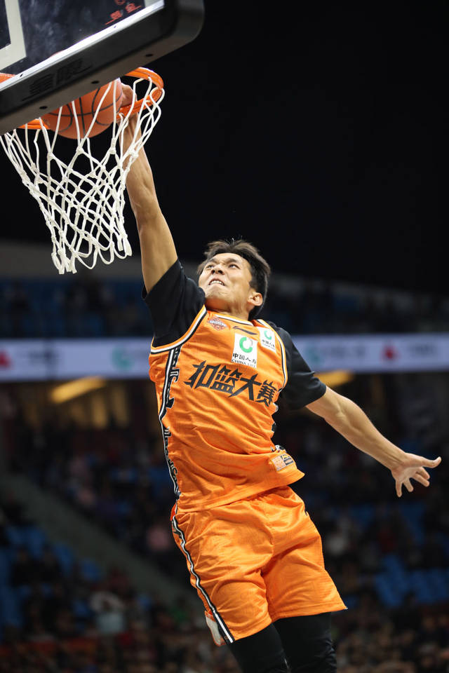 选手情系草根感人致敬梦想 选手情系草根感人致敬梦想