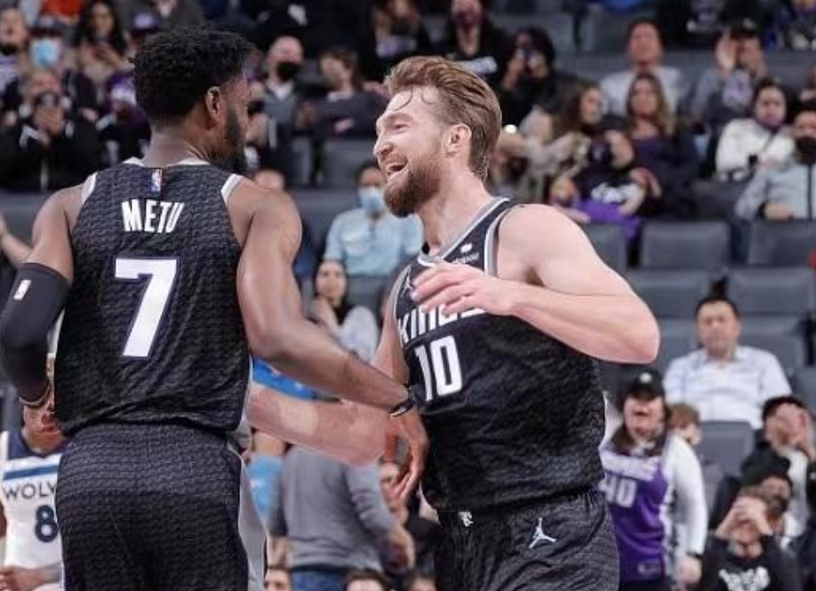 关于球队合作默契，攻守转换得心应手的信息