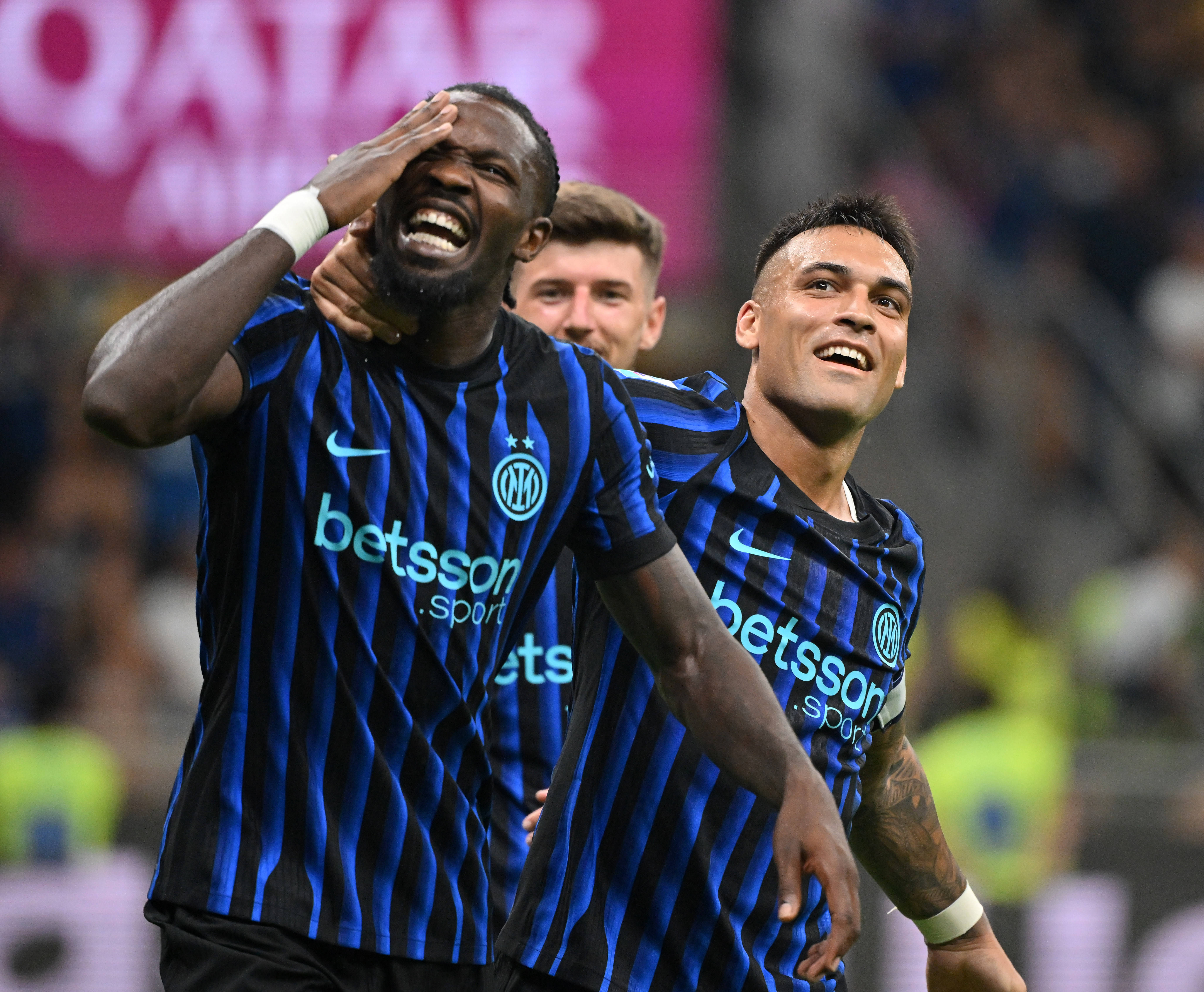 关于国际足球比赛中的惊险一幕牵动人心的信息