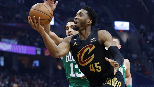 包含凯尔特人完胜凯尔特人B队，米切尔完成帽子戏法的词条