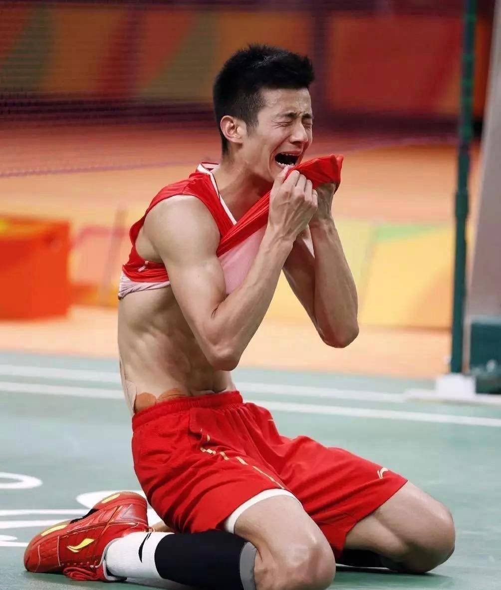 关于中国羽毛球队鏖战英格兰羽毛球队,谌龙高光表现的信息 关于中国羽毛球队鏖战英格兰羽毛球队,谌龙高光表现的信息