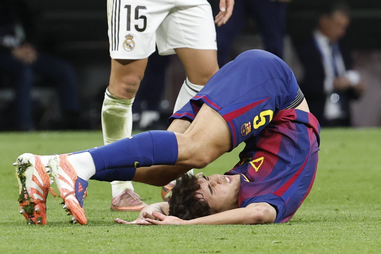 皇马迎战巴塞罗那，双方对决激烈