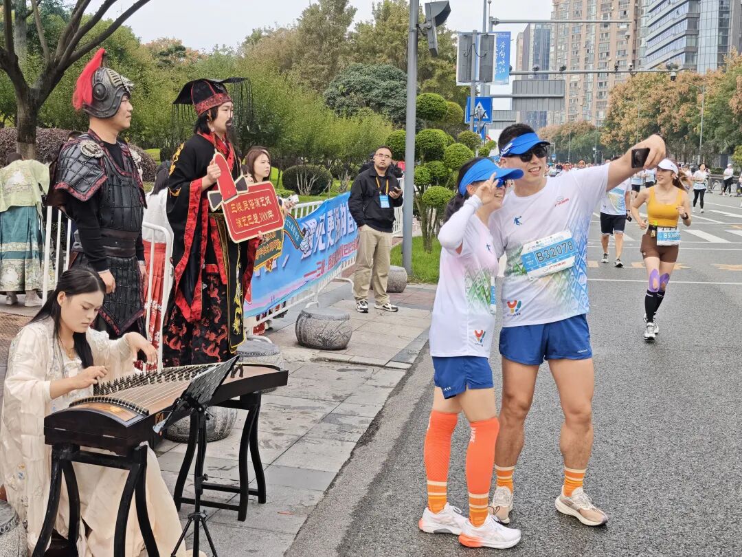 激情澎湃！观众情绪高涨为选手助威的简单介绍