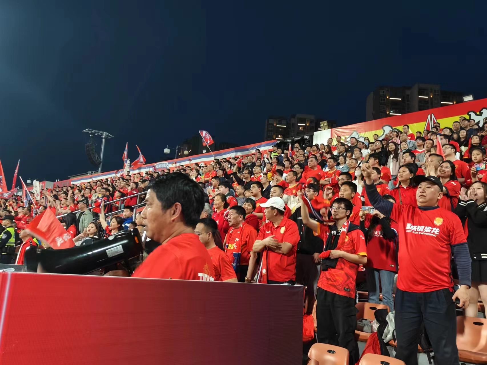 关于比赛氛围热烈,球迷狂欢迎接胜利到来!的信息 关于比赛氛围热烈,球迷狂欢迎接胜利到来!的信息