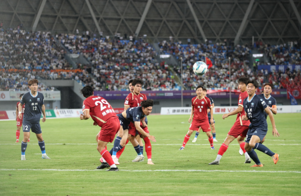 足球场上球员奋力拼搏，为胜利而战