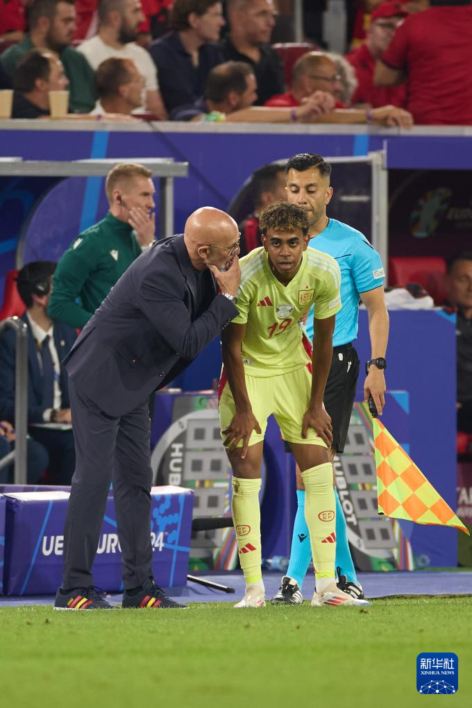 包含阿尔巴尼亚队主场胜挑战，保住晋级希望的词条