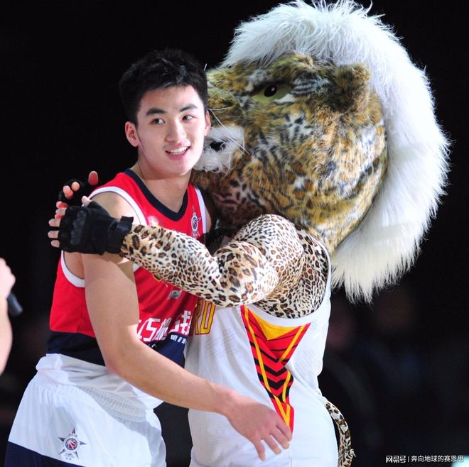 里昂球队新晋球员脱颖而出，率队胜出