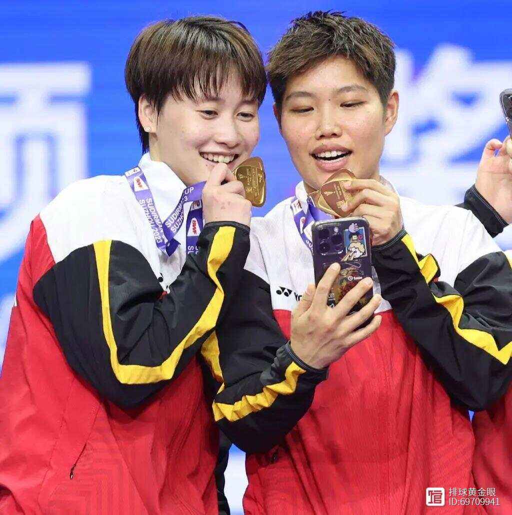 法国队横扫丹麦队，黄鸭组合点燃赛场