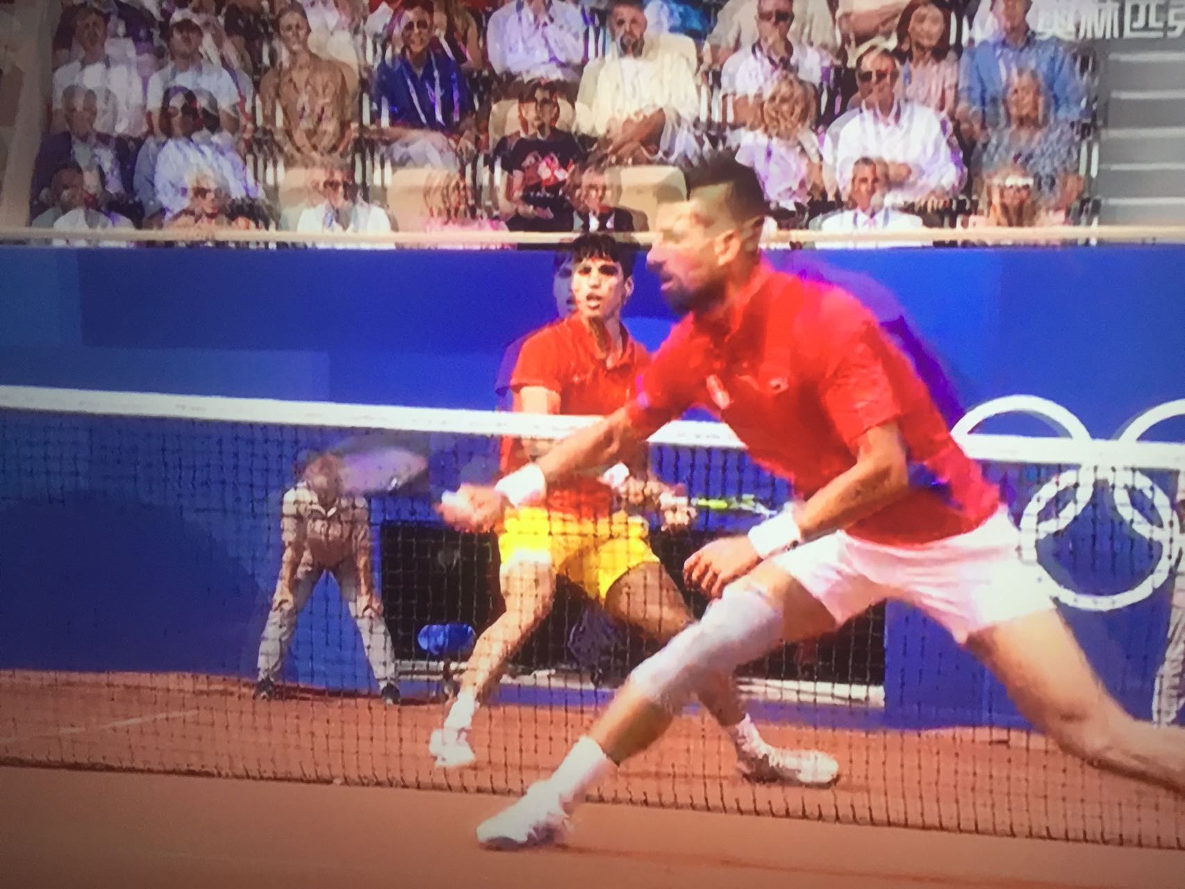 包含西班牙网球队碾压意大利网球队，德约科维奇制霸全场的词条