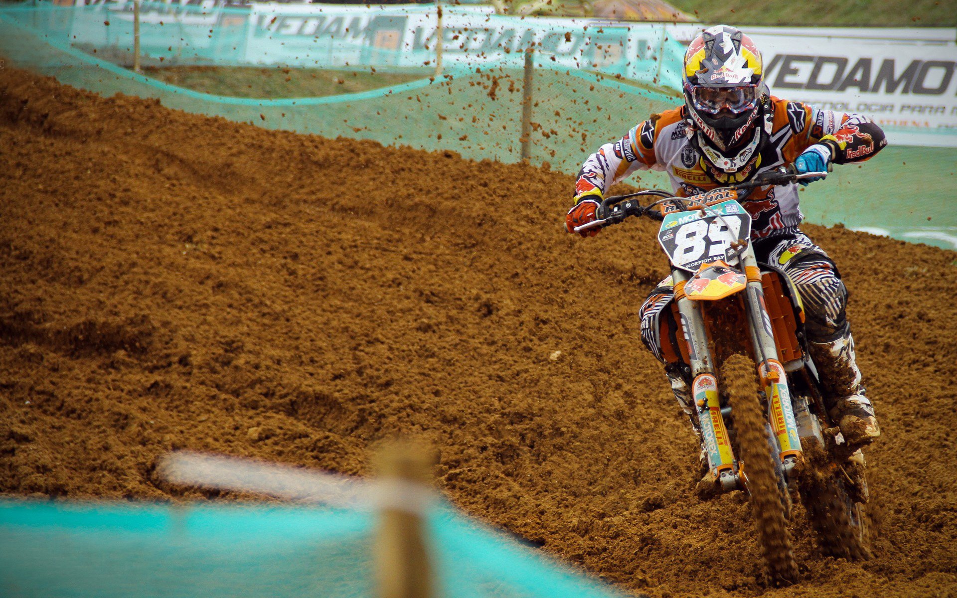 索伯车队绝杀哈斯车队,佩雷兹关键制胜,诠释团队与勇气的胜利