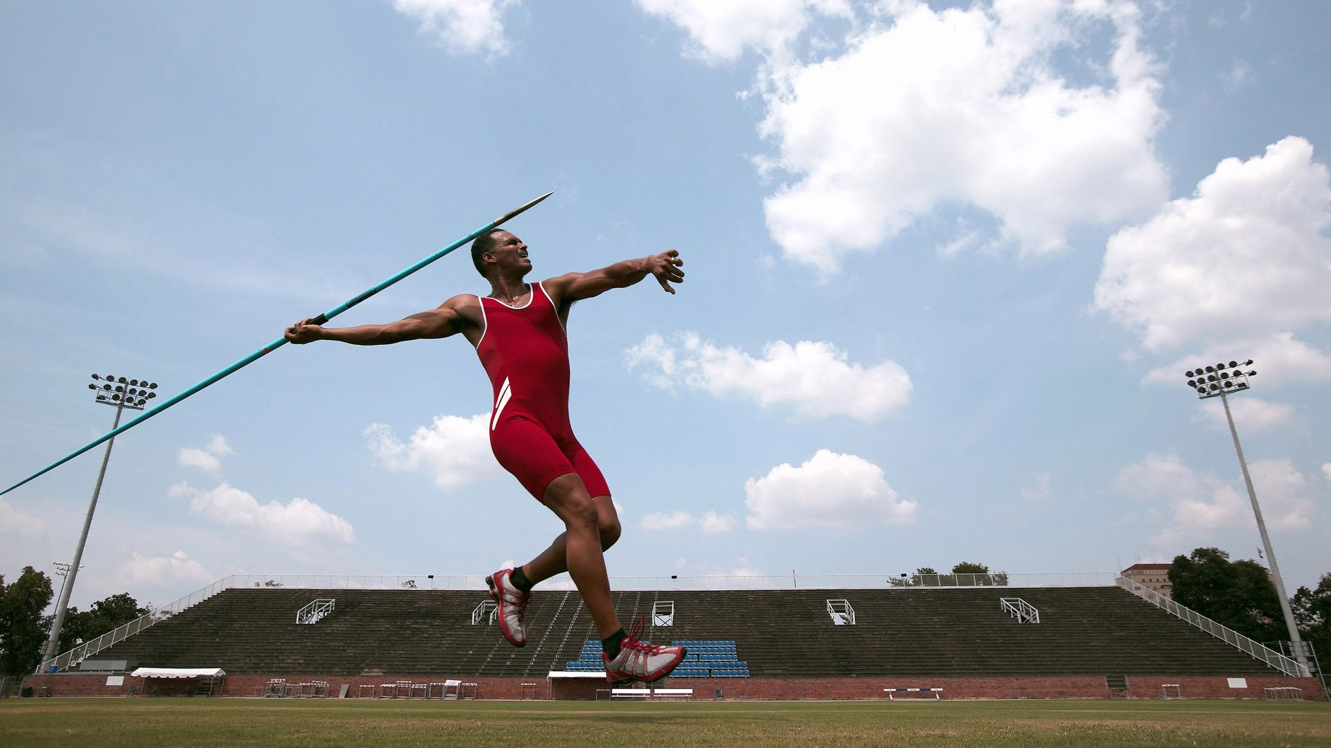 跨越时空的生死战,从波兰的绿茵绝境到布鲁诺的西决接管