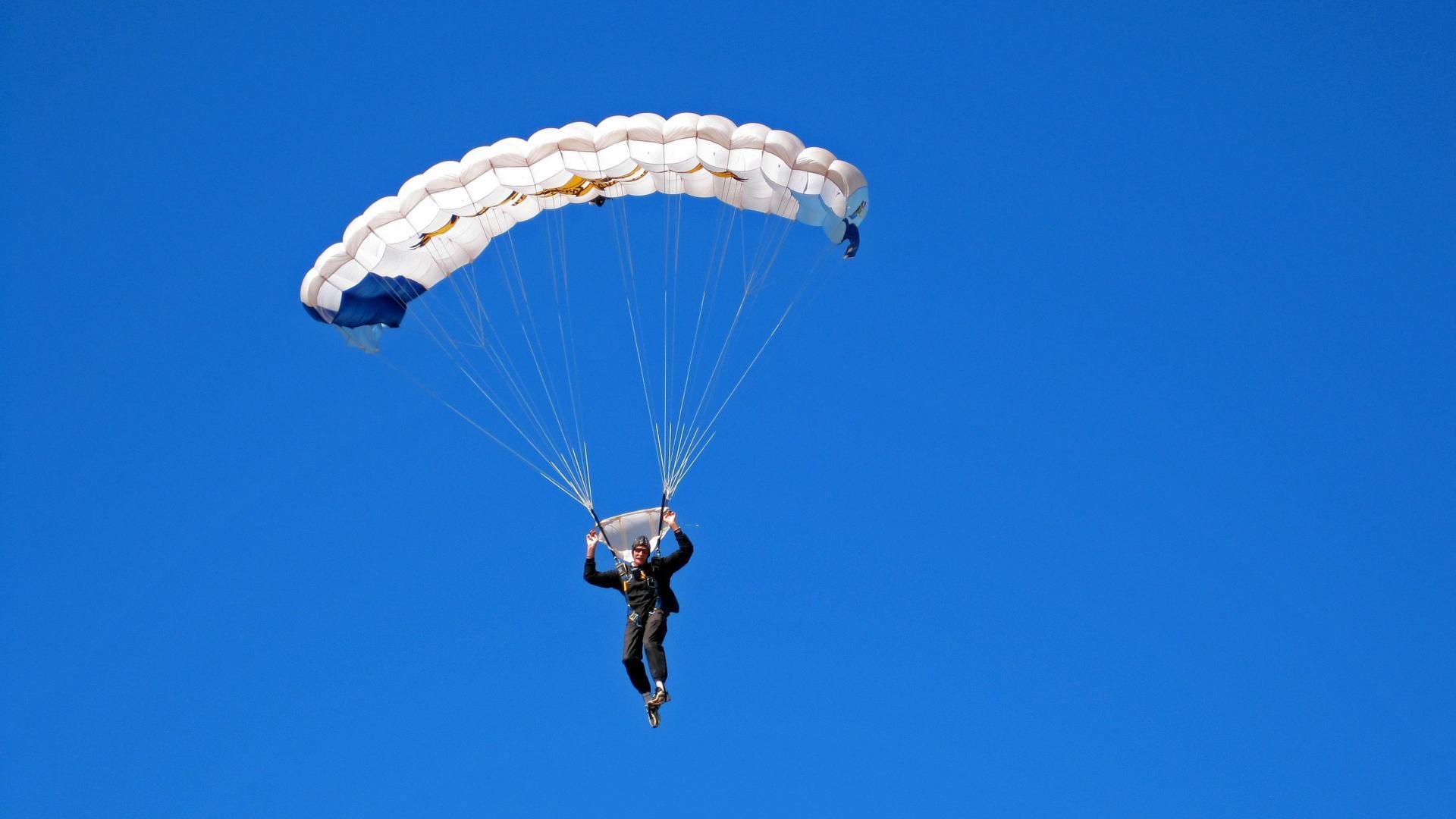 跨界速胜，当锡安在F1赛道接管火箭与雷霆之战